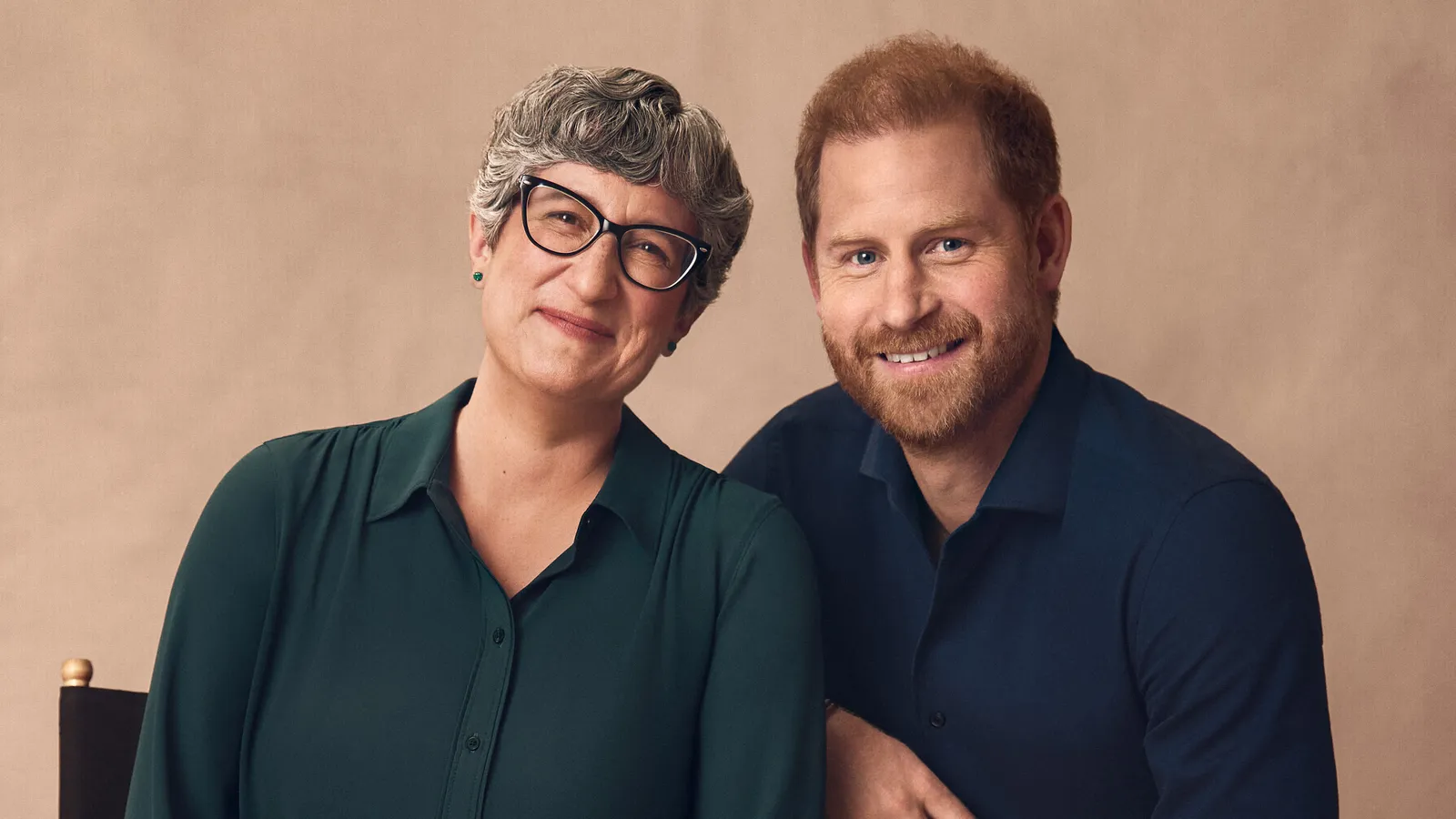 L'image peut contenir le prince Harry, duc de Sussex, Liz Smith, visage heureux, personne souriante, photographie et portrait.