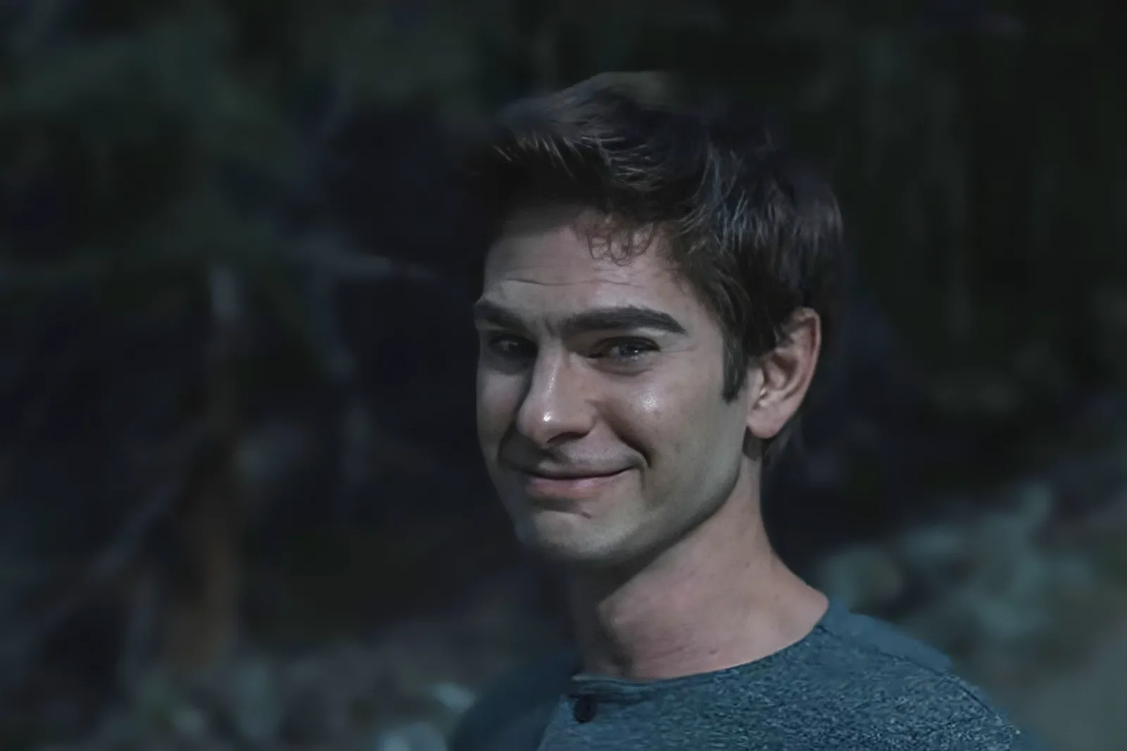 L'image peut contenir Andrew Garfield Tête Personne Visage Photographie Portrait Sourire heureux Partie du corps Cou et adulte