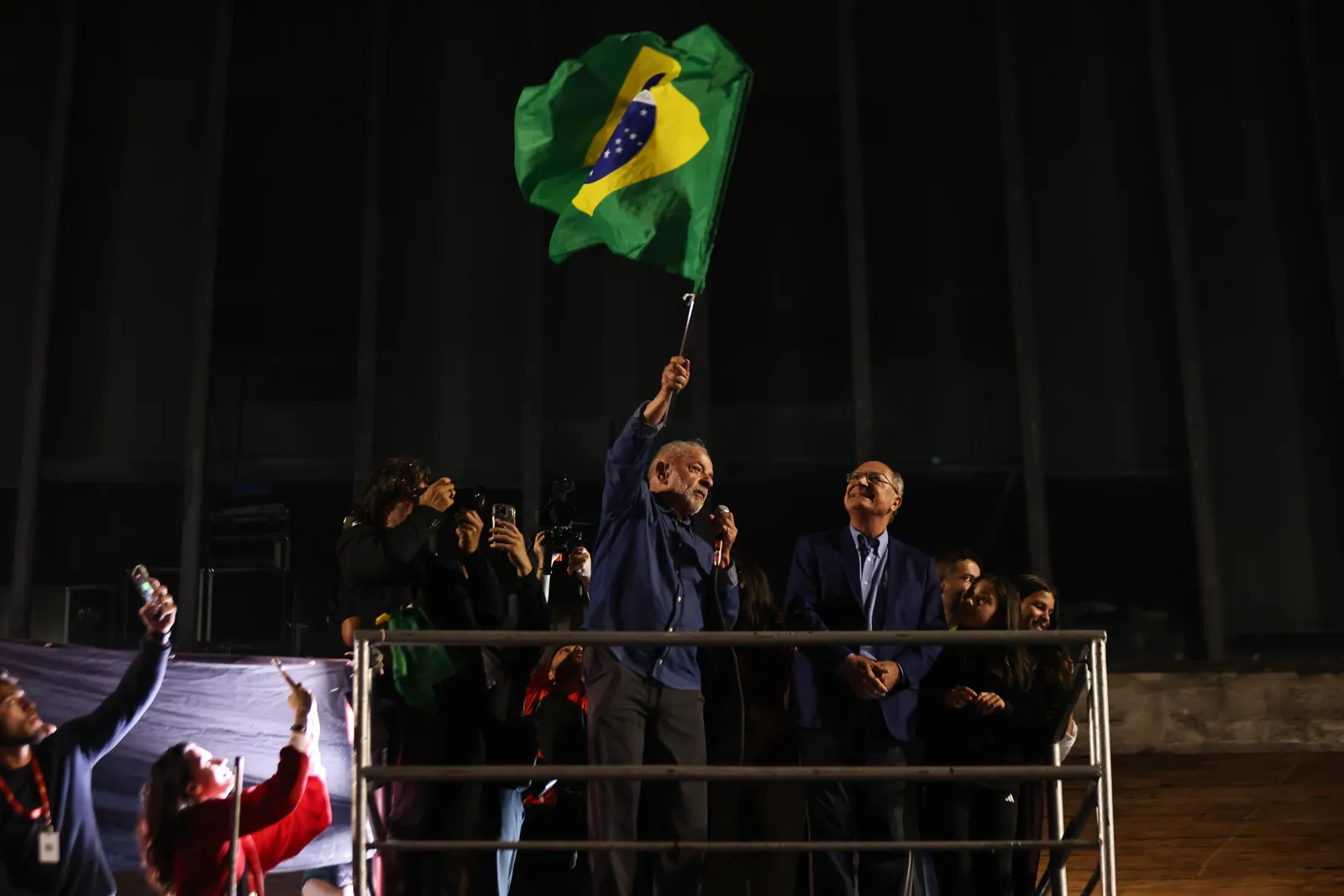 Qui est Lula, quadruple président du Brésil ? L'image peut contenir Luiz Incio 'Lula' da Silva Geraldo Alckmin Personne adulte Accessoires de drapeau Vêtements de cérémonie et cravate