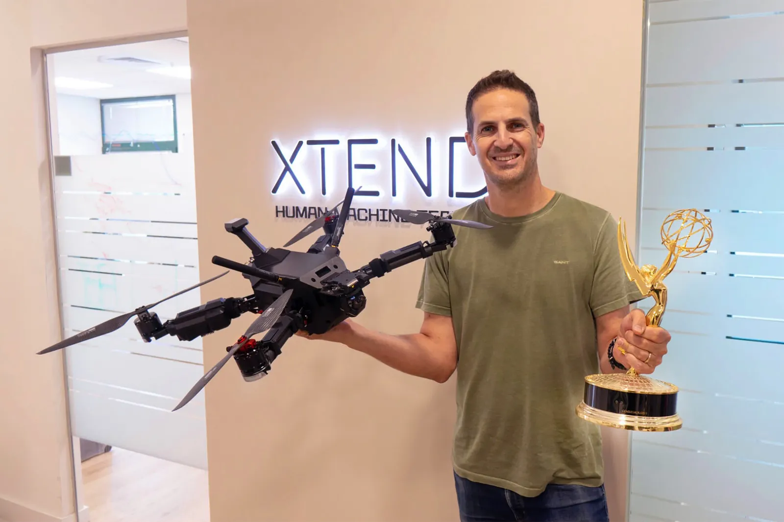 Un fondateur israélien soutenu par Eric Trump fait voler des drones au-dessus des zones extrêmes et dans les zones de guerre L'image peut contenir des vêtements pour adultes, un t-shirt, un visage et une tête.