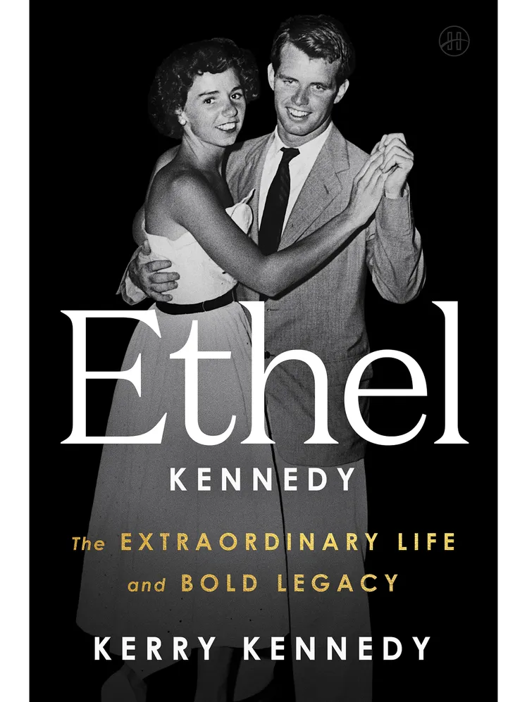 L’image contient peut-être : Robert F. Kennedy, Ethel Skakel Kennedy, Livre, Publication, Adulte, Personne, Roman, Publicité et Visage