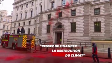 Extinction Rebellion asperge le ministère des Finances de faux sang