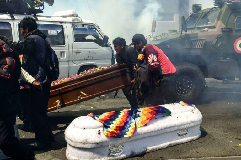 Bolivie : la police lance des gaz lacrymogènes sur un cortège funéraire indigène Bolivie : la police lance des gaz lacrymogènes sur un cortège funéraire indigène