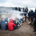#BlockFriday : Les photos chocs des militants du climat gazés et maltraités par les forces de l'ordre
