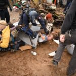 Gifles et coups de pieds contre les militants du climat qui bloquent des entrepôts Amazon #BlockFriday