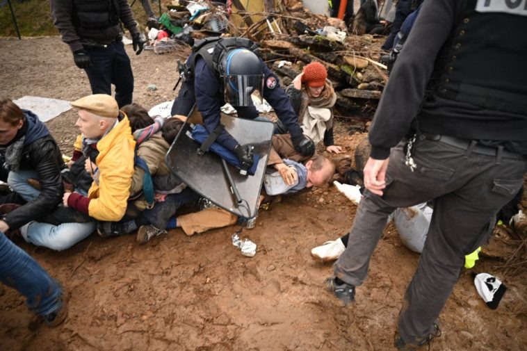 Gifles et coups de pieds contre les militants du climat qui bloquent des entrepôts Amazon #BlockFriday