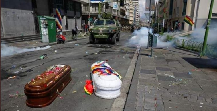 Bolivie : la police lance des gaz lacrymogènes sur un cortège funéraire indigène Bolivie : la police lance des gaz lacrymogènes sur un cortège funéraire indigène
