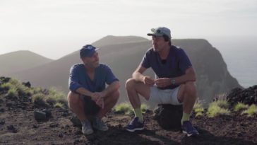 Discussion entre Nicolas Hulot et Jean-François Clervoy lors d'une randonnée sur le volcan de Capelinhos