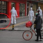 La vidéo-choc d'un homme mort sur un trottoir à Wuhan