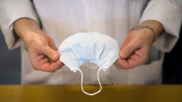 "Il n'y a plus aucun masque, ils ont tous été volés": le coup de colère du chef de service de la pneumologie au CHU de Nice