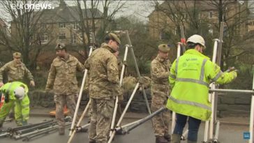 Les images impressionnantes de la tempête Dennis, l'armée à la rescousse en Angleterre