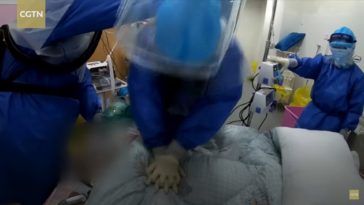 Des médecins secourent un patient gravement malade du coronavirus en réalisant une intubation en urgence