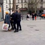 Elle tousse au visage des policiers en disant : "Laissez moi j'ai le coronavirus, vous l'aurez aussi!"
