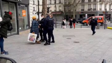 Elle tousse au visage des policiers en disant : "Laissez moi j'ai le coronavirus, vous l'aurez aussi!"