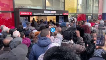 Au lendemain de l'annonce d'Emmanuel Macron, les parisiens continuent de se ruer dans les magasins et les gares