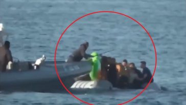 Réfugiés. Les images choquantes d'une intervention violente des garde-côtes grecs