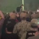 Les soldats applaudissent leur commandant limogé après avoir lancé l'alerte sur la propagation du coronavirus dans son navire