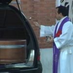 À Madrid, on enterre ses morts au drive-in : les images déchirantes