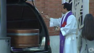 À Madrid, on enterre ses morts au drive-in : les images déchirantes