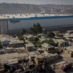 Le nouvel entrepôt d'Amazon collé aux bidonvilles de Tijuana critiqué Le nouvel entrepôt d'Amazon collé aux bidonvilles de Tijuana critiqué
