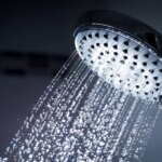 Baignade dans les bactéries : les dangers inattendus de votre douche quotidienne Dark Shower Head