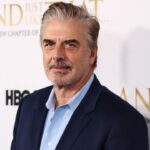 Chris Noth admet s'être «éloigné» de sa femme et double son déni d'agression sexuelle