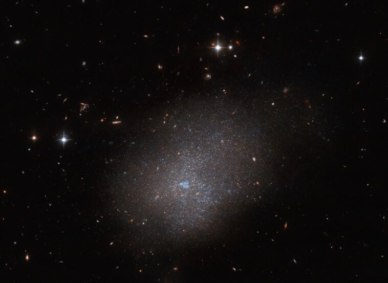 Ciel chatoyant : Hubble dévoile un voisin galactique étincelant