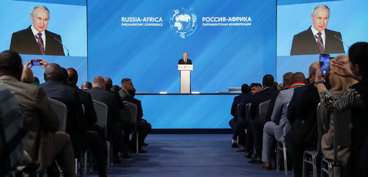 Comment la neutralité africaine dans la guerre en Ukraine est contre-productive cc State Duma of Russian Federation, modified, https://commons.wikimedia.org/wiki/File:Address_by_Vladimir_Putin_at_the_plenary_session_%E2%80%9CRussia-Africa_in_a_Multipolar_World%E2%80%9D,_20_March_2023.jpg