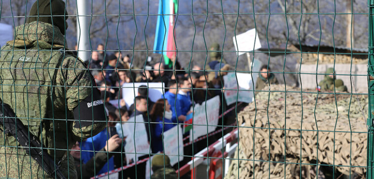 cc Mahammad Turkman, modified, https://commons.wikimedia.org/wiki/File:Environmental_action_on_Lachin_-_Khankendi_road_6.jpg