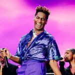 Jon Batiste diffuse dans le monde