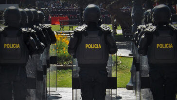 A military parade in Peru; cc young shanahan, modified, https://flickr.com/photos/youngshanahan/36154610631/in/photolist-X5RQ8H-BnyK1-2mDPtYs-2oC8UH5-X5RYUR-95tDY5-6QzDAR-6QzCBF-2hk6pT2-4nWE8x-4nWEkK-4nWDwr-6nQaKH-4nWDNF-4o1HZJ-4o1HEL-4o1HHJ-4o1Jyd-4o1JEb-4nWE3D-6pDpiV-6b6ku9-2gTqc8k-2odomch-2mECj9K-bBvtnv-2mEcgTp-2raSuR-2uTes3-2raRzp-W1XkHu-HxecMy-6Bp3fK-f7buMb-2mEaXkT-XhxL7z-6b6kuh-34yxXT-5QpxNV-P9RaVS-2mEhvZN-2hk6fA4-P3txxD-2gvE7QX-f7buRW-TevcWH-6b6ku1-daMDhK-2feBSFg-6pDpiZ