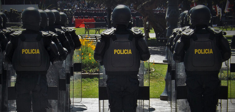 Le gain de l'armée est la perte de la démocratie au Pérou A military parade in Peru; cc young shanahan, modified, https://flickr.com/photos/youngshanahan/36154610631/in/photolist-X5RQ8H-BnyK1-2mDPtYs-2oC8UH5-X5RYUR-95tDY5-6QzDAR-6QzCBF-2hk6pT2-4nWE8x-4nWEkK-4nWDwr-6nQaKH-4nWDNF-4o1HZJ-4o1HEL-4o1HHJ-4o1Jyd-4o1JEb-4nWE3D-6pDpiV-6b6ku9-2gTqc8k-2odomch-2mECj9K-bBvtnv-2mEcgTp-2raSuR-2uTes3-2raRzp-W1XkHu-HxecMy-6Bp3fK-f7buMb-2mEaXkT-XhxL7z-6b6kuh-34yxXT-5QpxNV-P9RaVS-2mEhvZN-2hk6fA4-P3txxD-2gvE7QX-f7buRW-TevcWH-6b6ku1-daMDhK-2feBSFg-6pDpiZ