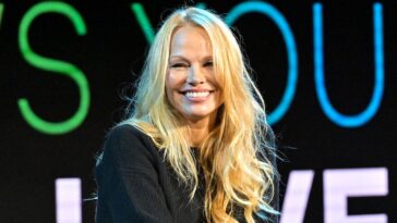 Le nouveau look « rebelle » de Pamela Anderson : pas de maquillage