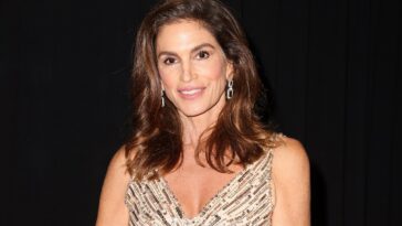 Le piège à soif Topless Hot Tub de Cindy Crawford est une ambiance complète