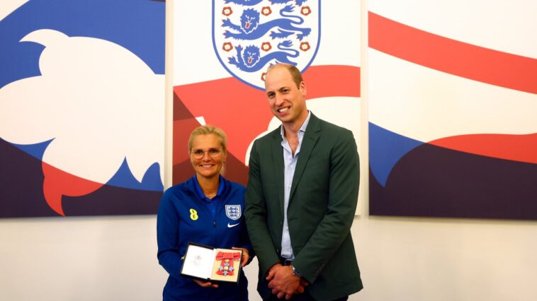 Les Royals interrompent leurs vacances pour féliciter l'équipe féminine de football d'Angleterre Les Royals interrompent leurs vacances pour féliciter l'équipe féminine de football d'Angleterre