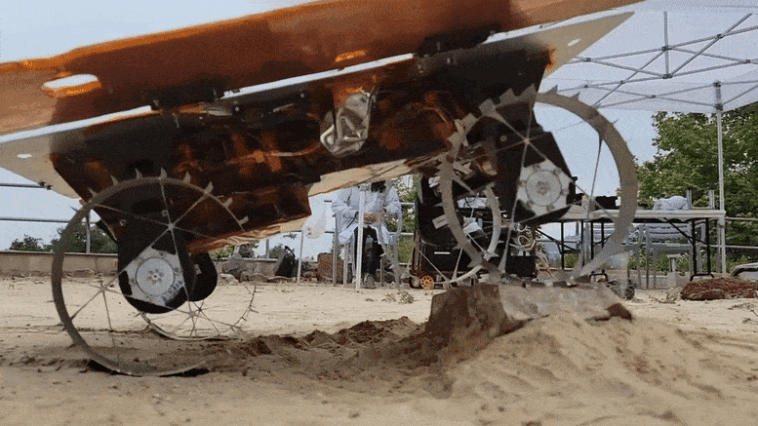 Les mini rovers autonomes « qui changent la donne » de la NASA feront équipe pour explorer la Lune CADRE Mini Rover Drives Over a Rock