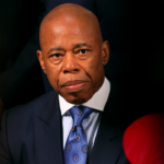 Les querelles politiques derrière les images tragiques de migrants bloqués à Manhattan Les querelles politiques derrière les images tragiques de migrants bloqués à Manhattan