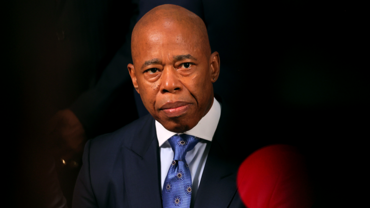 Les querelles politiques derrière les images tragiques de migrants bloqués à Manhattan Les querelles politiques derrière les images tragiques de migrants bloqués à Manhattan