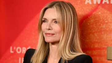 Michelle Pfeiffer bénit 3 millions de personnes avec son visage nu
