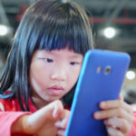 Ne vous inquiétez pas : une nouvelle recherche indique que le temps passé devant un écran n'a pas d'impact négatif sur le développement des enfants d'âge préscolaire Young Girl Smartphone