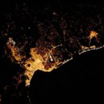 Odyssée nocturne de l'astronaute : une vue spectaculaire d'Antalya, Turquie