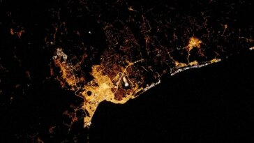 Odyssée nocturne de l'astronaute : une vue spectaculaire d'Antalya, Turquie