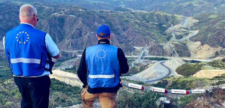 Pourquoi Washington hésite à aider l'Arménie EUMAs monitor within Armenia looking at Azerbaijan