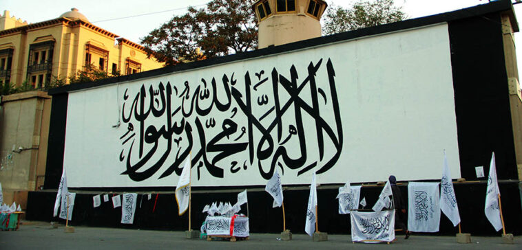 Résurgence et réalités : les menaces terroristes changeantes en Afghanistan cc AhmadElhan, modified, https://commons.wikimedia.org/wiki/File:Emirate_Islami_(Taliban)_Flag.jpg