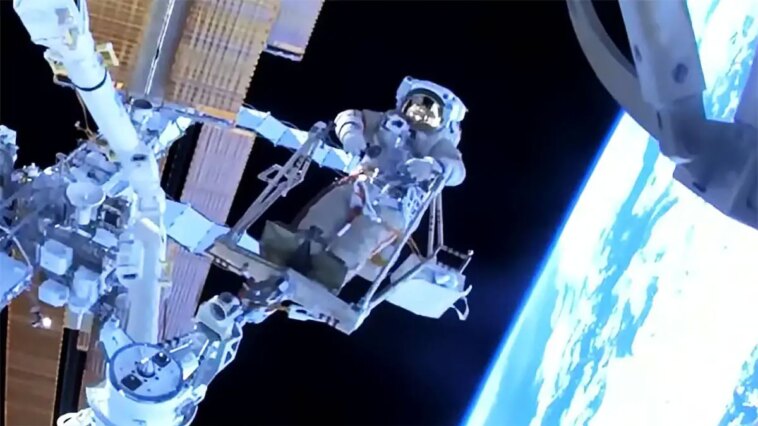 Sortie dans l'espace réussie : des cosmonautes installent des boucliers anti-débris à l'extérieur de la Station spatiale internationale Cosmonaut Sergey Prokopyev Rides European Robotic Arm