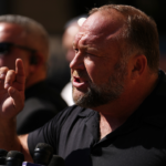 Steven Crowder, accusé de harcèlement au travail, pense apparemment que la solution à ses problèmes commerciaux est Alex Jones