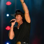 Tim McGraw trace la ligne aux fans qui lui lancent des objets avec "Heft"