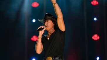 Tim McGraw trace la ligne aux fans qui lui lancent des objets avec "Heft"