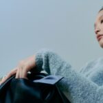 La nouvelle collaboration de Proenza Schouler et Merit Beauty offre une belle peau et un sac incontournable