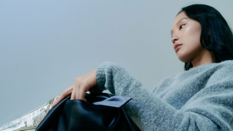 La nouvelle collaboration de Proenza Schouler et Merit Beauty offre une belle peau et un sac incontournable